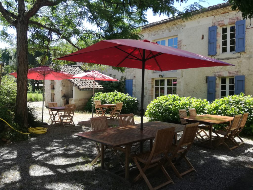 Tables du petit déjeuner espacées dans la cour